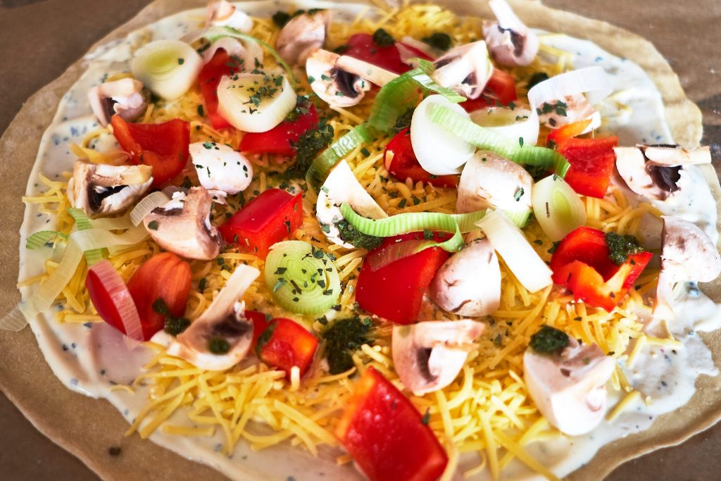 Flammkuchen mit Champignons, Lauch und Paprika