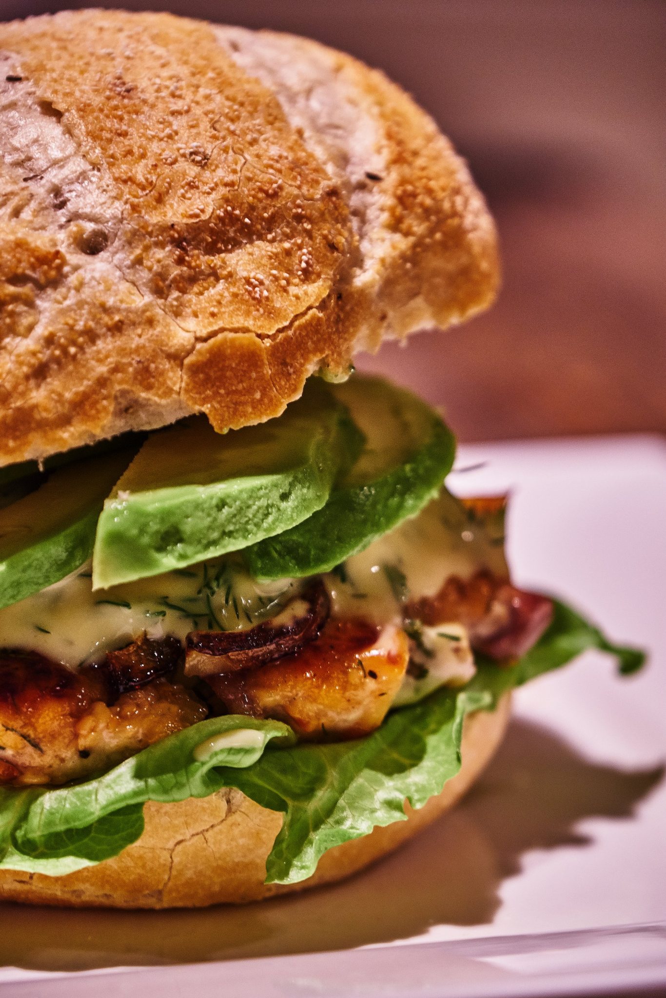 Lachs Burger mit Avocados und Dill Honig Sauce