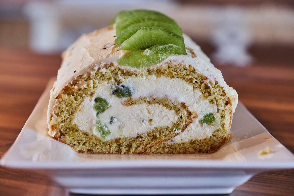 Pistazien Rollade mit Kiwis und weißer Schokolade