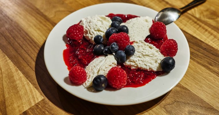 Vegane Topfen-Nockerl mit Himbeeren