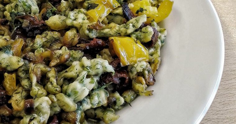 Kräuterspätzle mit Paprika und getrockneten Tomaten