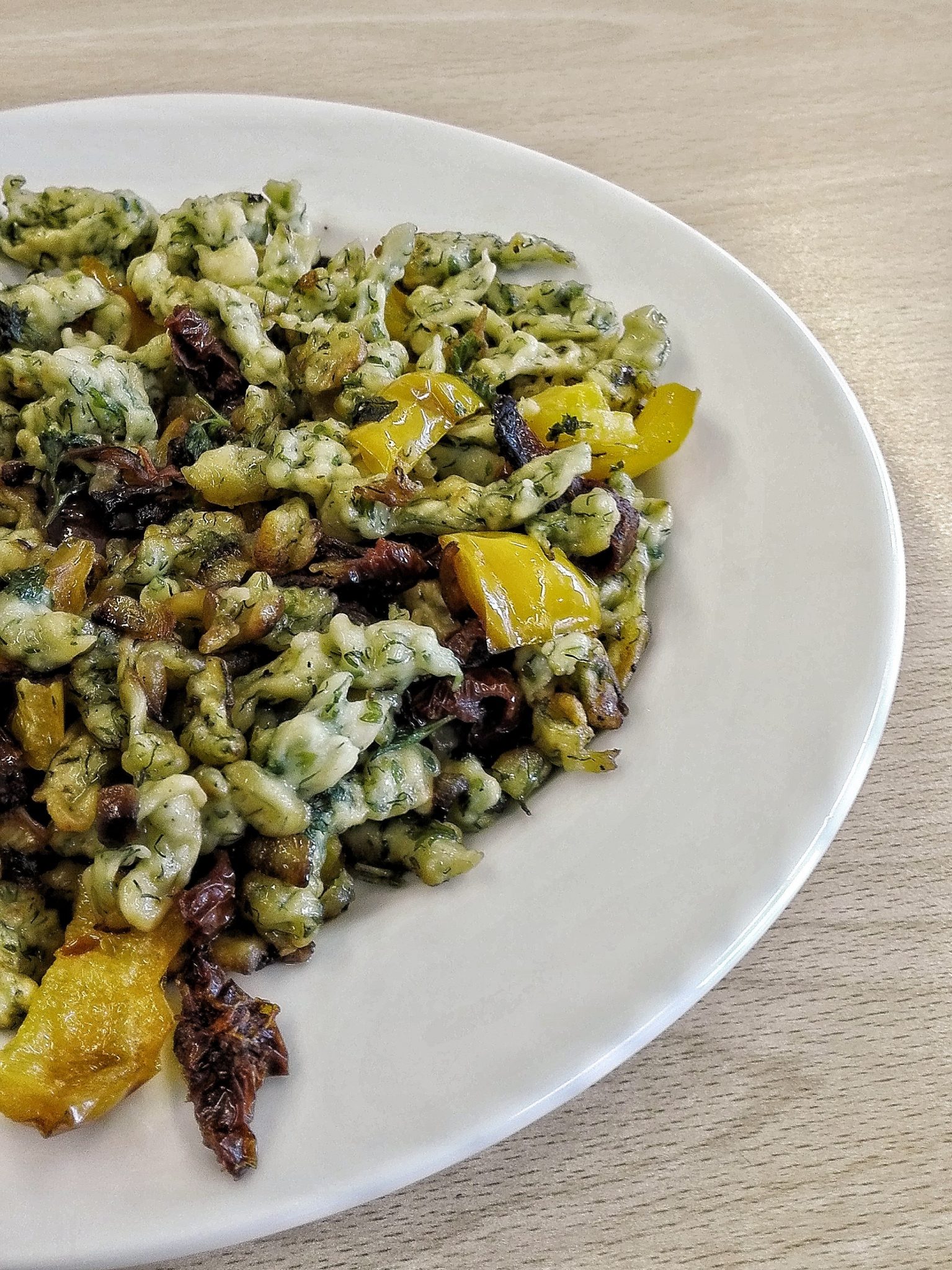 Kräuterspätzle mit Paprika und getrockneten Tomaten