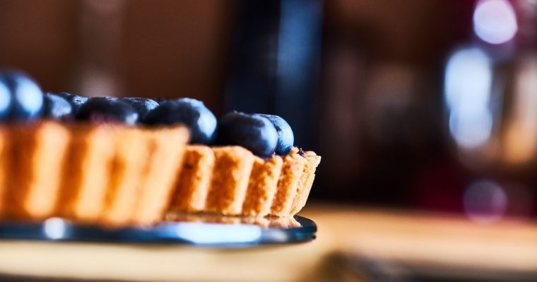 Heidelbeer Tartelettes auf dunkler Schokocreme