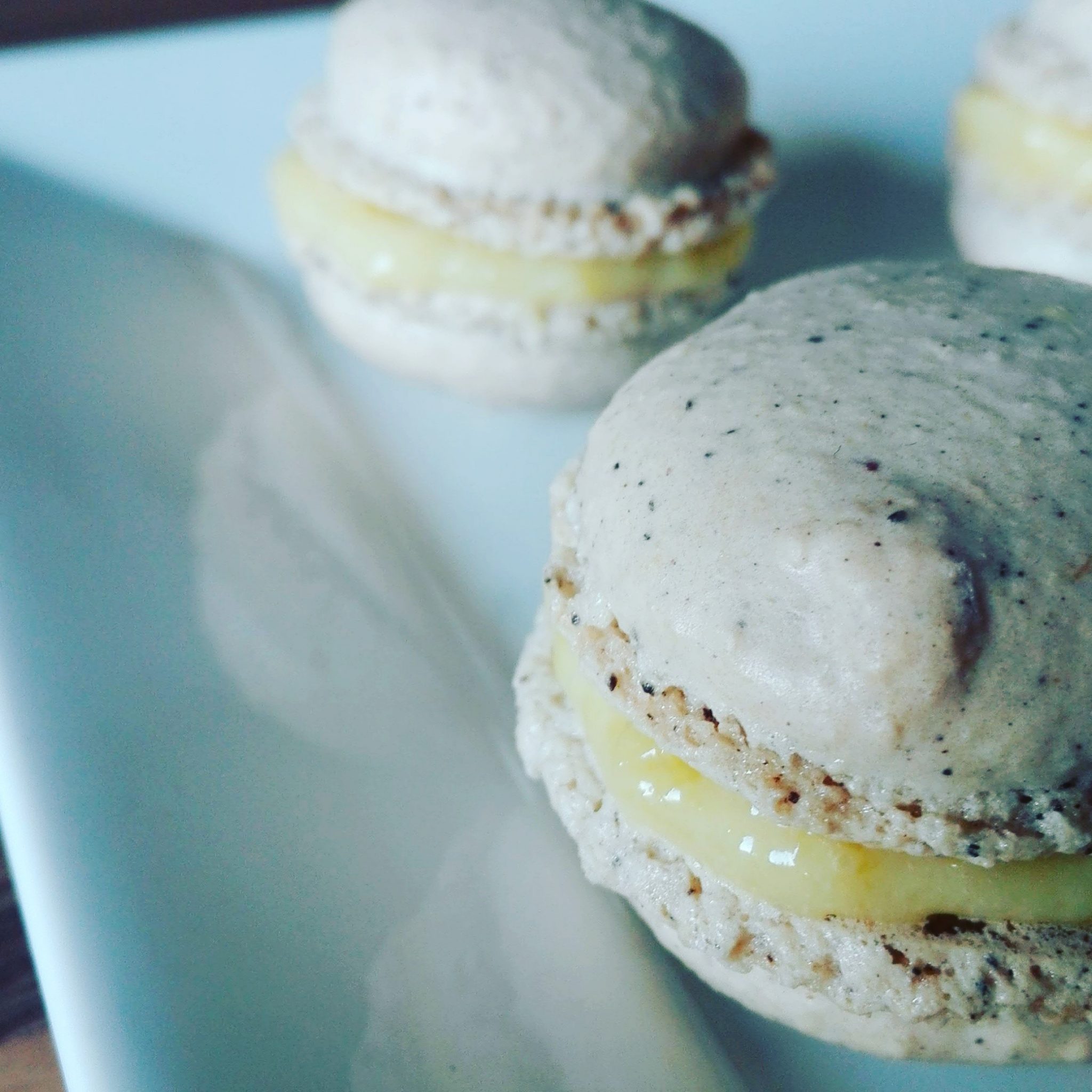 Macarons mit Kaffee und Mango Ganache